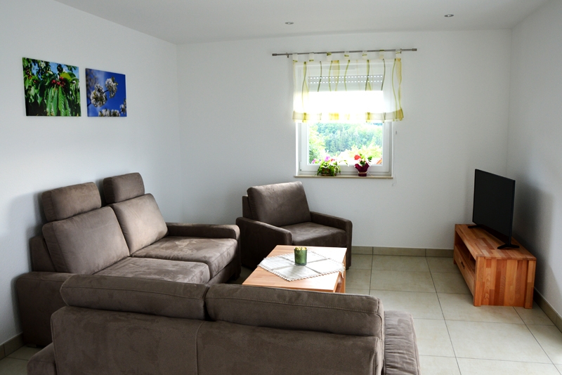 Ferienhof Straub Sasbach Ferienwohnung Burg-Windeck-Blick Wohnzimmer