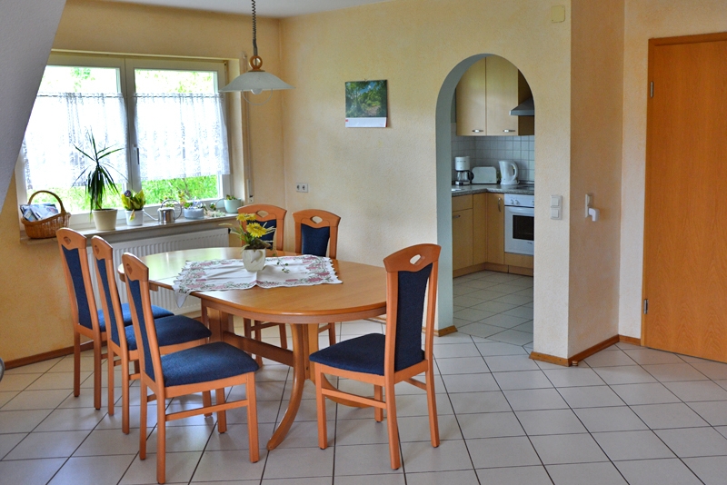 Ferienhof Straub Sasbach Ferienwohnung Panorama-Blick Essbereich