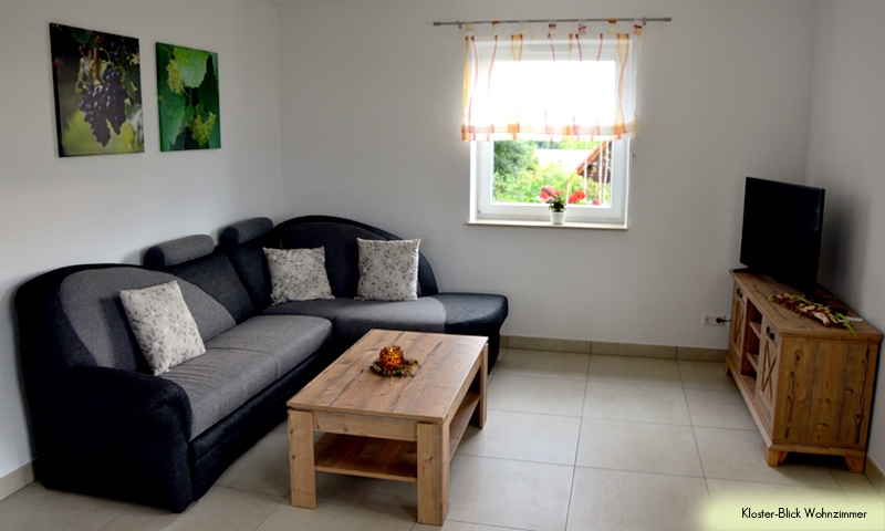 Ferienhof Straub Sasbach Ferienwohnung Kloster-Blick Wohnzimmer